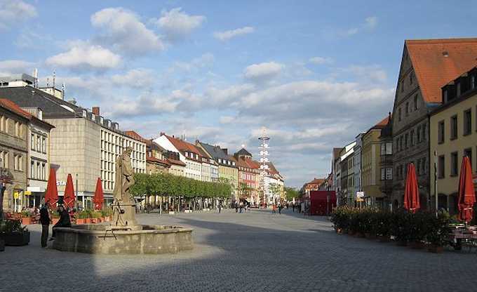 La Maximilianstrae, la grande piazza del mercato al centro di Bayreuth