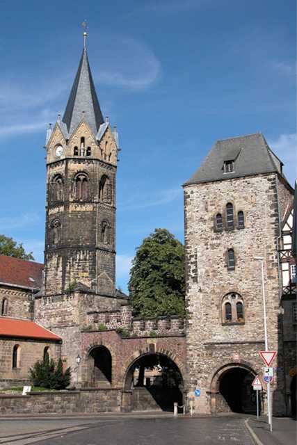La porta della citt, la chiesa protestante Nikolaikirche e la Residenzhaus