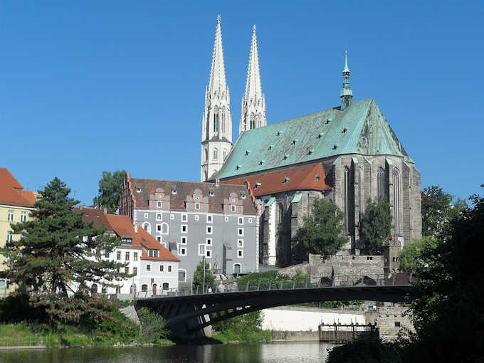 La Peterskirche e il ponte pedonale sul fiume Neie
