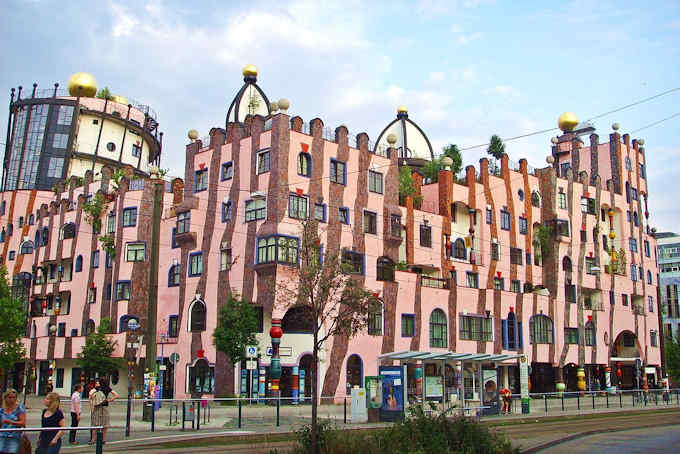 La "Grne Zitadelle" del celebre architetto austriaco Hundertwasser