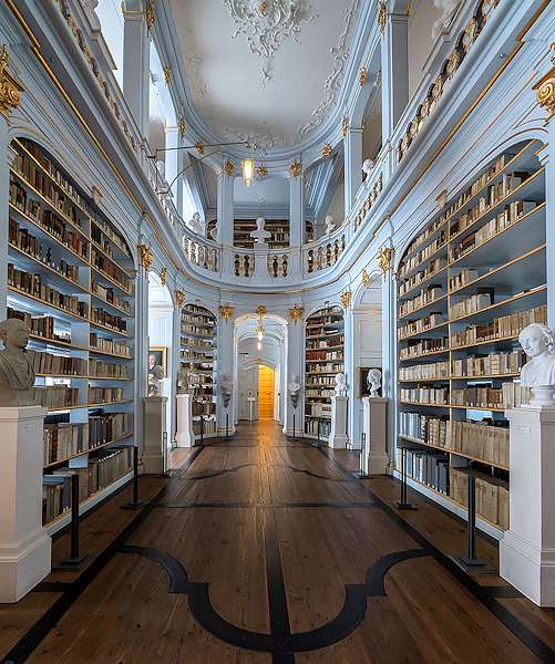 La sala rococò della biblioteca, dopo il restauro.