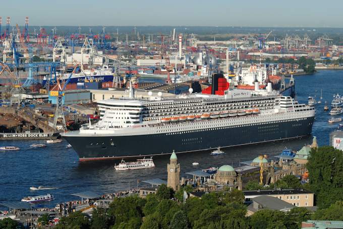 La nave "Queen Mary 2" nel porto di Ambaurgo