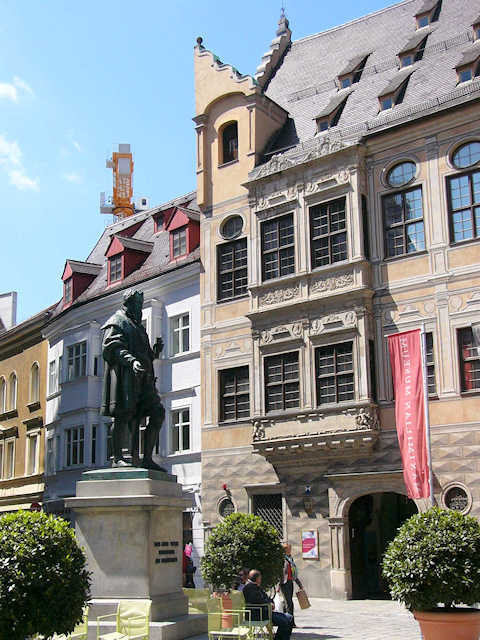 Augusta - La statua di Fugger nel Fuggerplatz