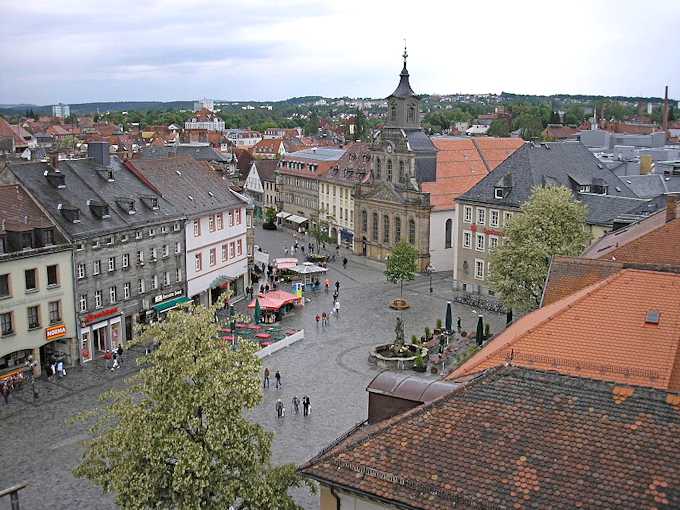 La piazza del mercato con la chiesa Spitalkirche