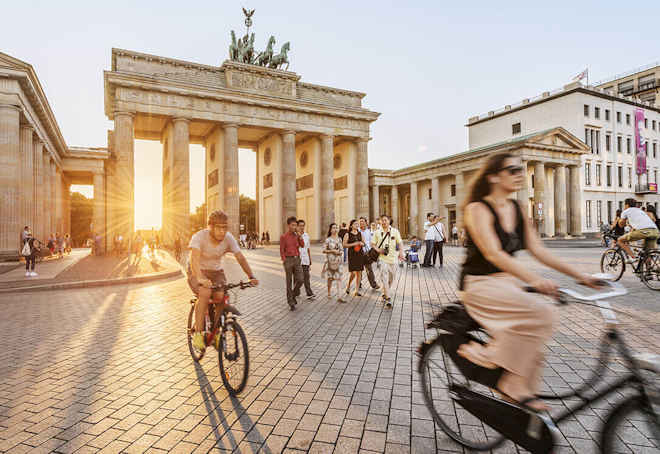Ciclisti davanti alla Porta di Brandeburgo