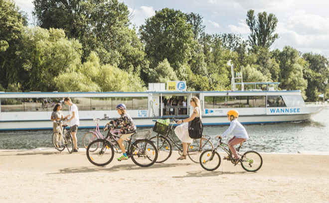 Ciclisti lungo il fiume Havel