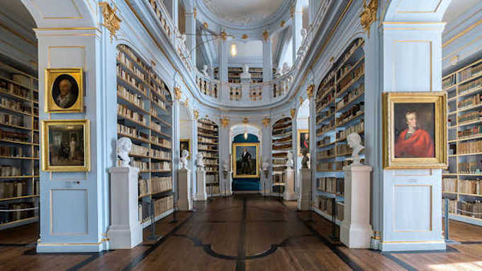 La sala rococò della biblioteca della duchessa Anna Amalia