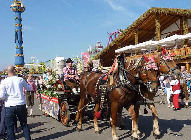 Cannstatter Volksfest (festa della birra) a Stoccarda