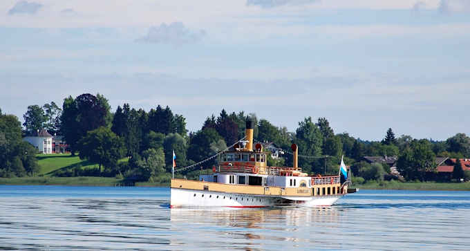 Una barca turistica sul Chiemsee