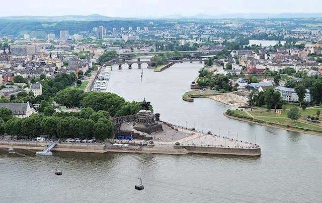 Il monumento "Deutsches Eck" alla confluenza di Reno e Mosella