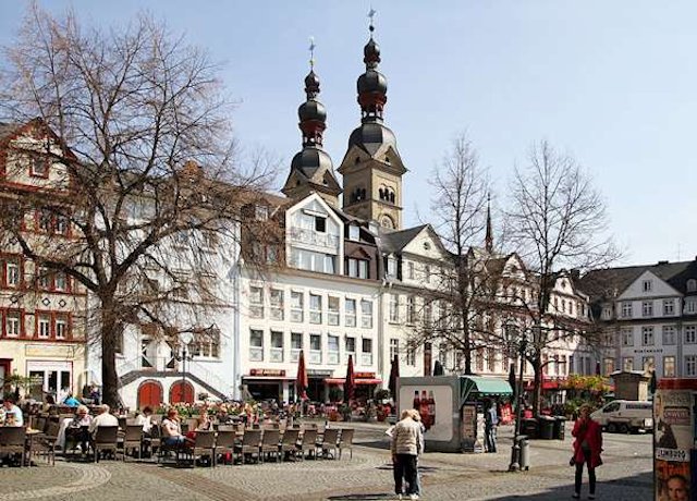 La piazza "Am Plan" con la Liebfrauenkirche