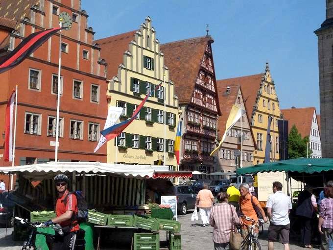 Marktplatz, la piazza del mercato, nel centro storico di Dinkelsbühl