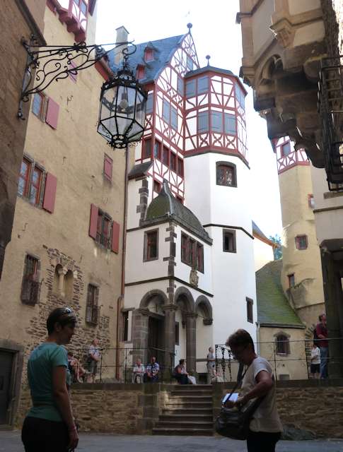 Nel cortile interno del castello Eltz