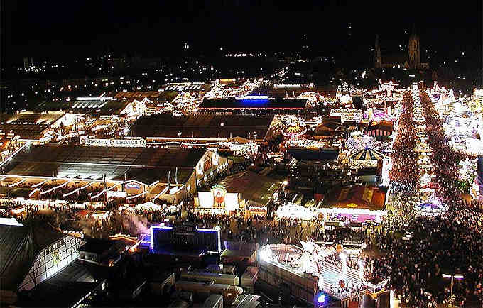 La festa della birra durante la notte