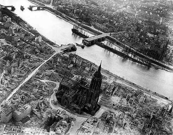 Il duomo e il centro di Francoforte dopo i bombardamenti del 1944
