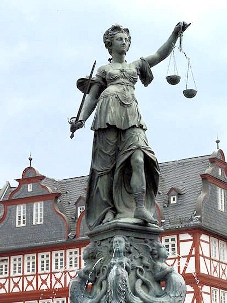 La 'Fontana della Giustizia' sul Römerberg