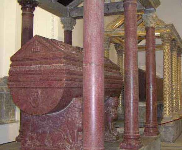 La tomba di Federico II nella cattedrale di Palermo