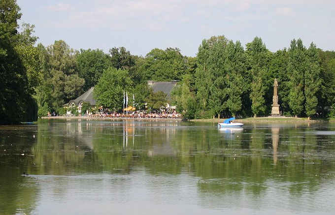 Il lago Kleinhesseloher See con il Biergarten Seehaus
