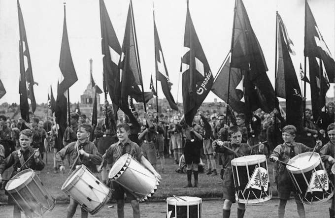 Raduno della "Hitlerjugend" (Giovent hitleriana) a Berlino, nel 1933