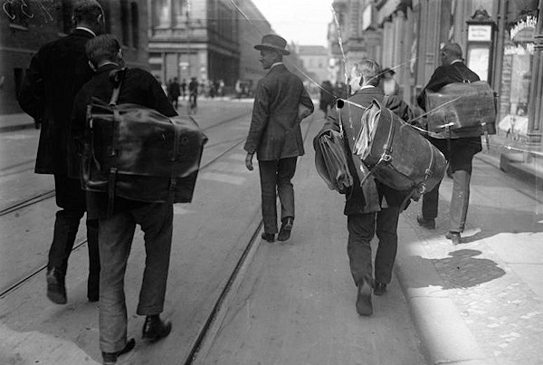 1923: le banconote vengono portate in una fabrica