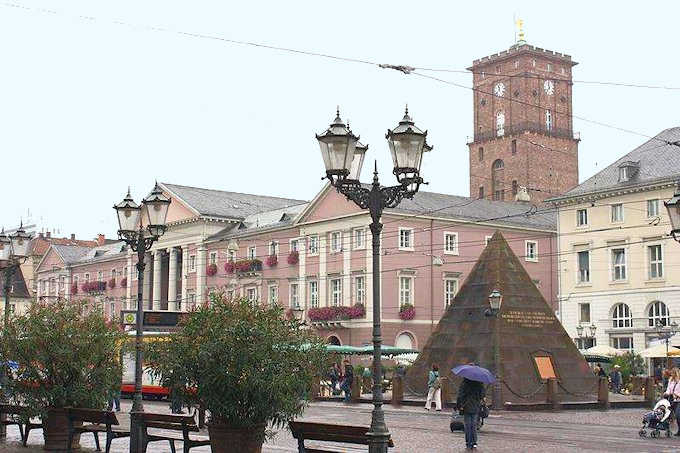 La Marktplatz (piazza del mercato) a Karlsruhe