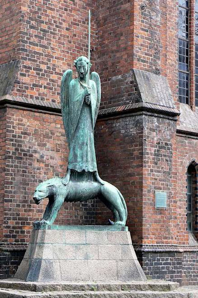 La statua di Ernst Barlach "Der Geistkämpfer"