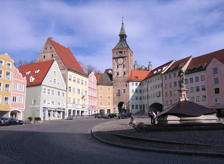 La piazza centrale ("Hauptplatz") di Landsberg, con la torre "Schöner Turm".