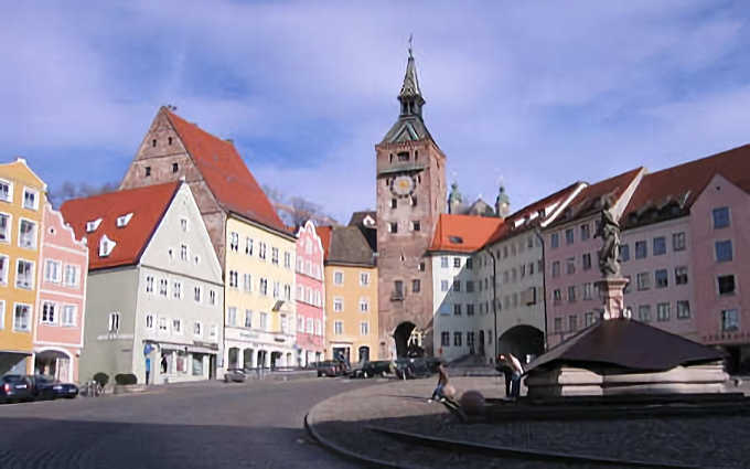 La piazza centrale ("Hauptplatz") di Landsberg, con la torre "Schner Turm".