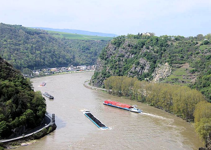 Il Reno presso Sankt Goarshausen con la Lorelei