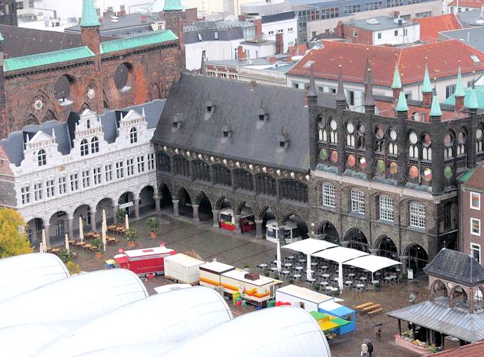 La piazza del mercato di Lubecca con il municipio