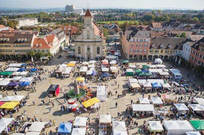 La piazza del mercato di Ludwigsburg con il mercato settimanale