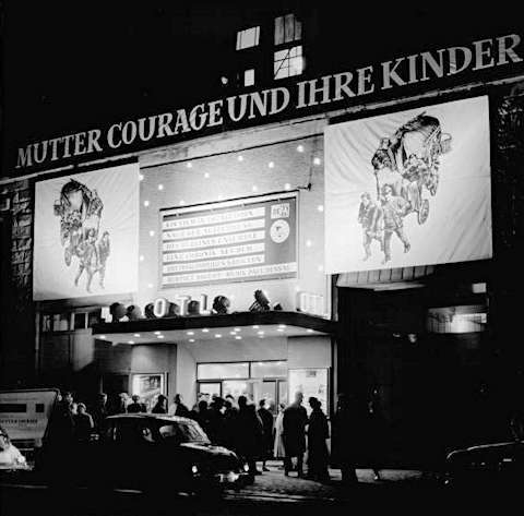 La prima del film 'Mutter Courage und ihre Kinder' a Berlino, nel 1961