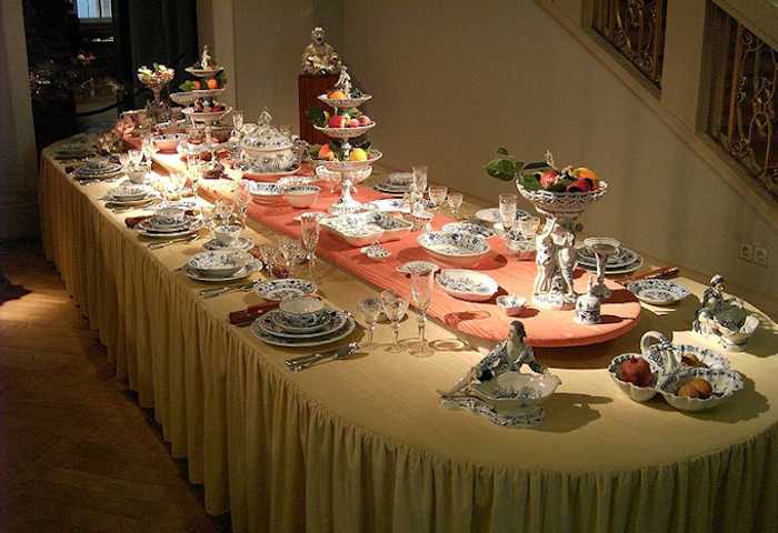 Una tavola bandita con porcellane di Meißen