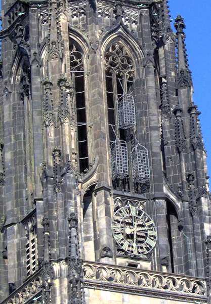 Le tre gabbie appese alla torre del duomo di Mnster