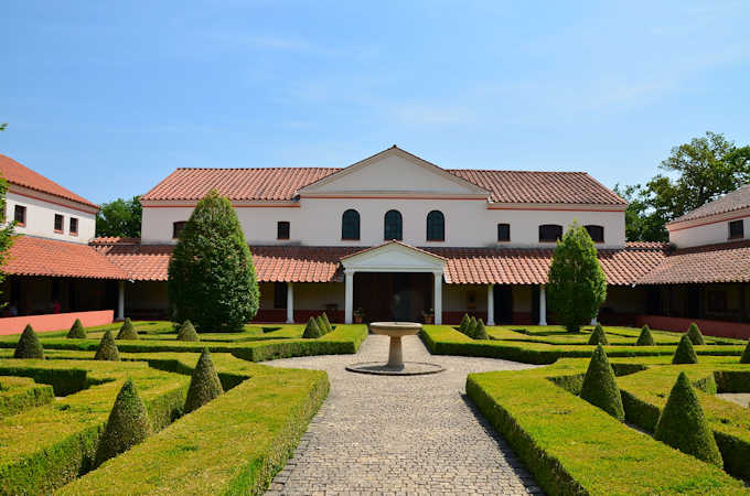 Una villa romana (ricostruita), nel parco archeologico romano di Schwarzenacker