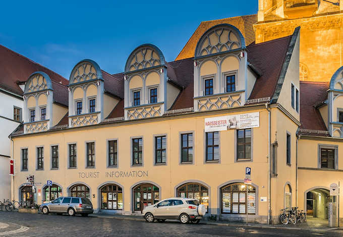 Un palazzo storico sulla piazza del mercato