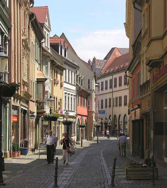 Una strada nel centro storico di Naumburg