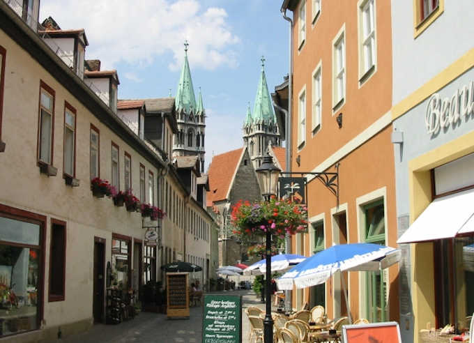 Una strada nel centro storico di Naumburg