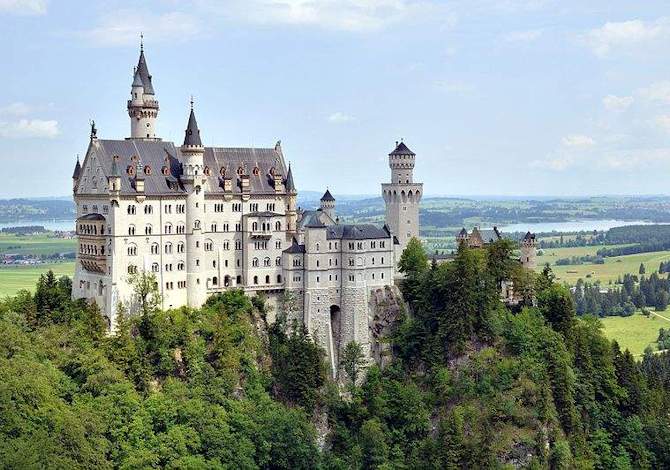 Il castello Neuschwanstein d'estate