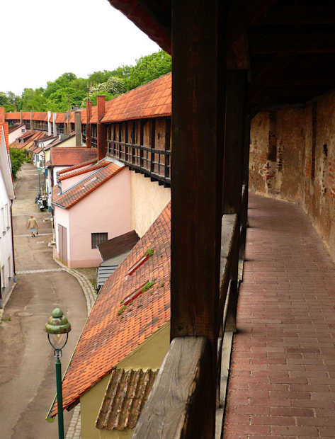 La camminata lungo le mura di Nrdlingen