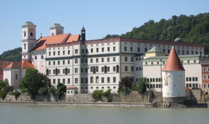 L'ex collegio dei gesuiti (1613), oggi Gymnasium Leopoldinum