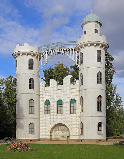 Il piccolo castello sull'isola dei pavoni