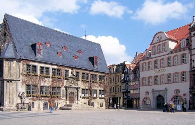 La piazza del mercato con il municipio