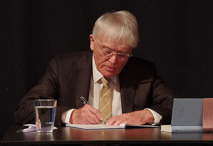 Reiner Kunze durante una lettura pubblica, nel 2012