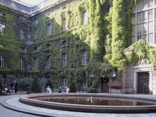 Il cortile interno della sede della Biblioteca di Stato nell'Unter den Linden