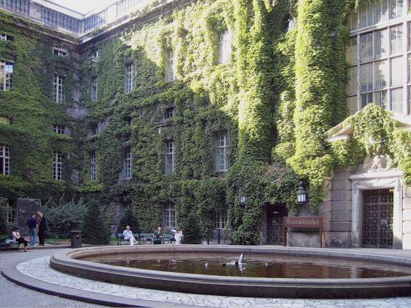 Il cortile interno della sede della Biblioteca di Stato