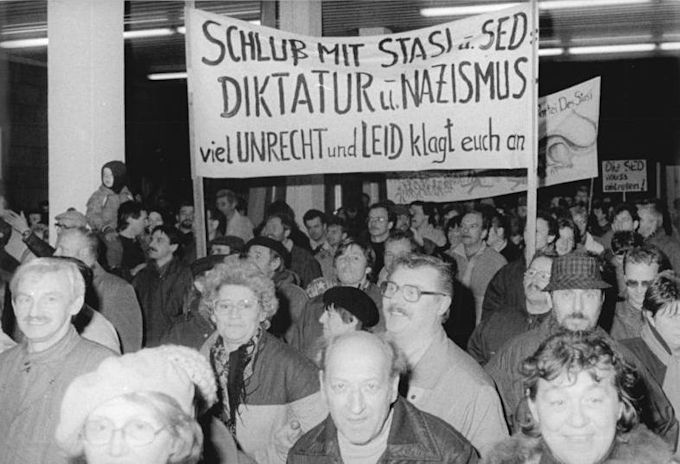 L'occupazione della sede della Stasi, il 15 gennaio 1990