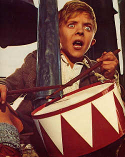 Una scena del film: Oskar che suona il suo tamburo di latta
