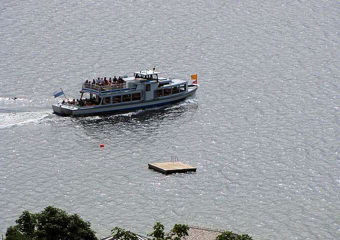 Una delle navi escursionistiche che collegano i paesi intorno al lago