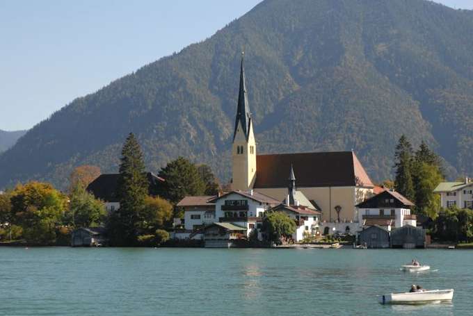 Rottach-Egern con la chiesa St. Laurentius, vista dal lago